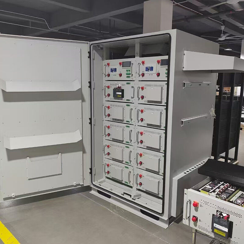 Gabinete de bateria externo com classificação de energia elétrica de 16 kWh com proteção IP54 e escalabilidade modular para armazenamento de energia