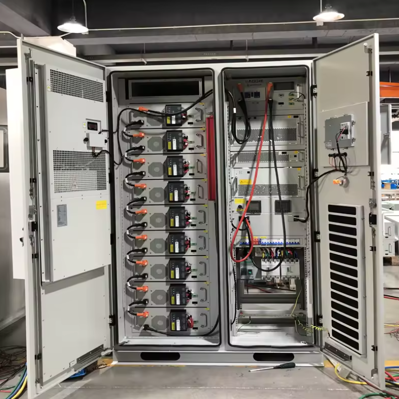 Gabinete externo de bateria com tensão nominal do sistema de 204-768 volts e energia elétrica de 64-241 quilowatts-hora com nível de proteção IP54